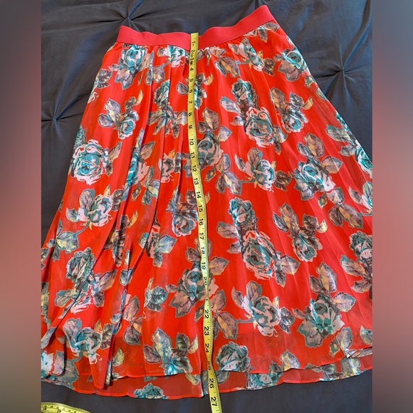 Soprano Nordstrom Pleated Red with Blue Floral Pleated Midi Skirt - Size Large - Picture 9 of 11